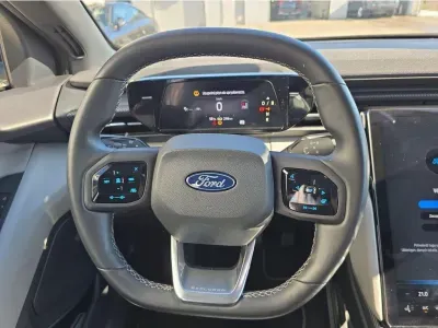 BIAŁY SUV FORD EXPLORER z 2024 r., ELEKTRYCZNY, skrzynia biegów AUTOMATYCZNA 210KM, zdjęcie 9 z 27