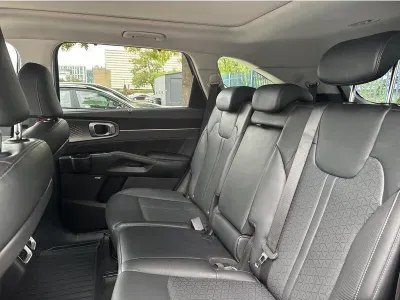 SZARY SUV KIA SORENTO z 2023 r., HYBRYDA/BENZYNA, skrzynia biegów AUTOMATYCZNA 230KM, zdjęcie 15 z 19