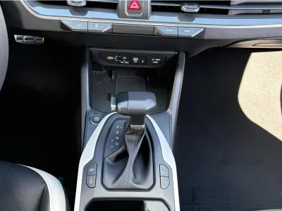 BIAŁY HATCHBACK KIA K4 z 2026 r., BENZYNA, skrzynia biegów AUTOMATYCZNA 180KM, zdjęcie 8 z 18