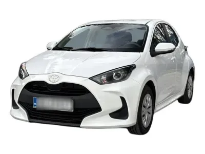 BIAŁY HATCHBACK TOYOTA YARIS z 2024 r., HYBRYDA/BENZYNA, skrzynia biegów AUTOMATYCZNA 116KM, zdjęcie główne