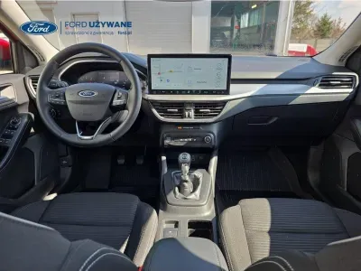 CZERWONY HATCHBACK FORD FOCUS z 2023 r., BENZYNA, skrzynia biegów MANUALNA 92KM, zdjęcie 23 z 27