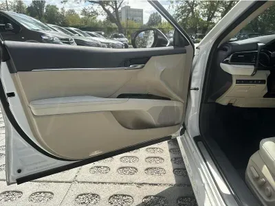 BIAŁY SEDAN TOYOTA CAMRY z 2022 r., HYBRYDA/BENZYNA, skrzynia biegów AUTOMATYCZNA 218KM, zdjęcie 14 z 18