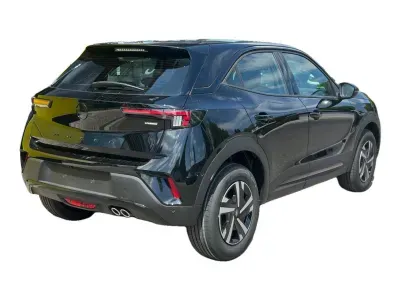 CZARNY SUV OPEL MOKKA z 2026 r., HYBRYDA/BENZYNA, skrzynia biegów AUTOMATYCZNA 145KM, zdjęcie 5 z 8