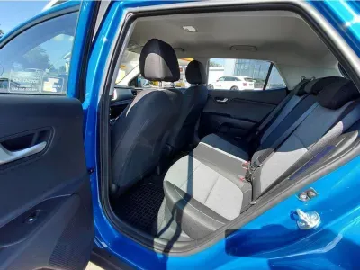 NIEBIESKI SUV KIA STONIC z 2023 r., BENZYNA, skrzynia biegów MANUALNA 75KM, zdjęcie 6 z 24