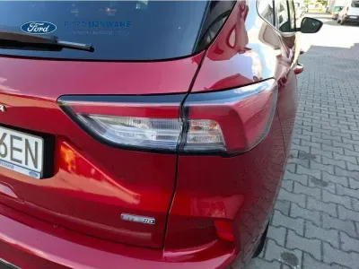 CZERWONY SUV FORD KUGA z 2023 r., HYBRYDA/BENZYNA, skrzynia biegów AUTOMATYCZNA 140KM, zdjęcie 14 z 21