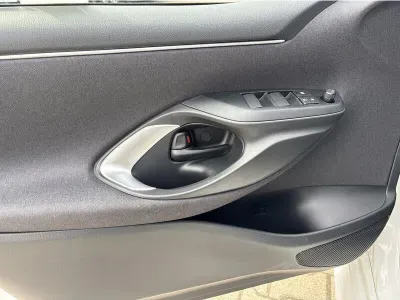 BIAŁY HATCHBACK TOYOTA YARIS z 2025 r., HYBRYDA/BENZYNA, skrzynia biegów AUTOMATYCZNA 116KM, zdjęcie 3 z 19