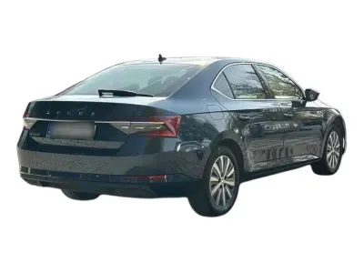 NIEBIESKI HATCHBACK SKODA SUPERB z 2021 r., BENZYNA, skrzynia biegów AUTOMATYCZNA 150KM, zdjęcie 4 z 19