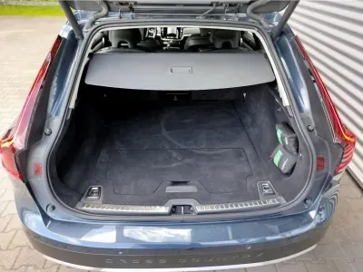 NIEBIESKI KOMBI VOLVO V90 CROSS COUNTRY z 2023 r., HYBRYDA/DIESEL, skrzynia biegów AUTOMATYCZNA 300KM, zdjęcie 6 z 19