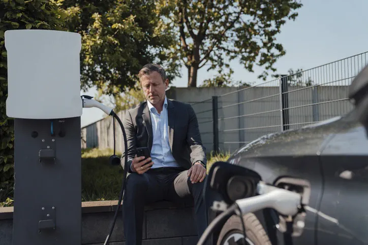 Samochód hybrydowy plug-in podczas ładowania