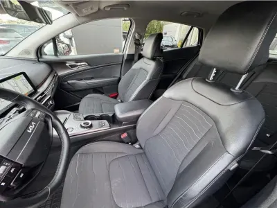 BIAŁY SUV KIA SPORTAGE z 2025 r., BENZYNA, skrzynia biegów AUTOMATYCZNA 110KM, zdjęcie 2 z 23