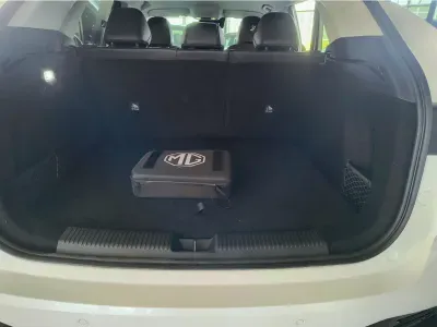 BIAŁY SUV MG HS PLUG IN HYBRID z 2026 r., HYBRYDA/BENZYNA, skrzynia biegów AUTOMATYCZNA 272KM, zdjęcie 14 z 20