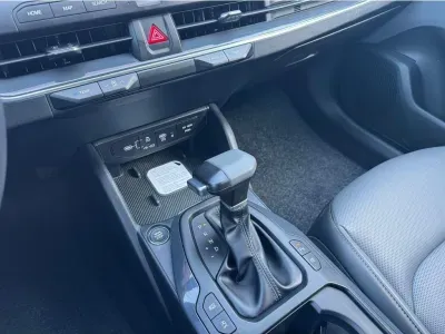 CZARNY HATCHBACK KIA K4 z 2025 r., BENZYNA, skrzynia biegów AUTOMATYCZNA 110KM, zdjęcie 2 z 21