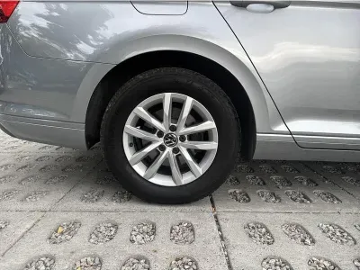 SREBRNY KOMBI VOLKSWAGEN PASSAT z 2022 r., BENZYNA, skrzynia biegów AUTOMATYCZNA 150KM, zdjęcie 14 z 19