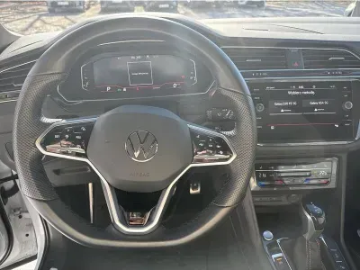 BIAŁY SUV VOLKSWAGEN TIGUAN z 2022 r., DIESEL, skrzynia biegów AUTOMATYCZNA 200KM, zdjęcie 18 z 19