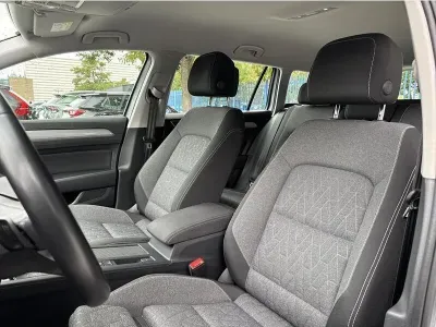 SREBRNY KOMBI VOLKSWAGEN PASSAT z 2023 r., BENZYNA, skrzynia biegów AUTOMATYCZNA 150KM, zdjęcie 16 z 19