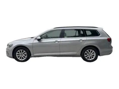 SREBRNY KOMBI VOLKSWAGEN PASSAT z 2022 r., BENZYNA, skrzynia biegów AUTOMATYCZNA 150KM, zdjęcie 8 z 19