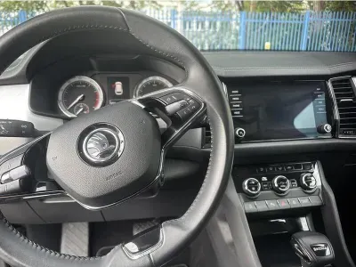 SZARY SUV SKODA KODIAQ z 2022 r., BENZYNA, skrzynia biegów AUTOMATYCZNA 150KM, zdjęcie 14 z 18