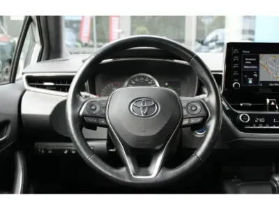 SZARY KOMBI TOYOTA COROLLA z 2021 r., HYBRYDA/BENZYNA, skrzynia biegów AUTOMATYCZNA 184KM, zdjęcie 8 z 15