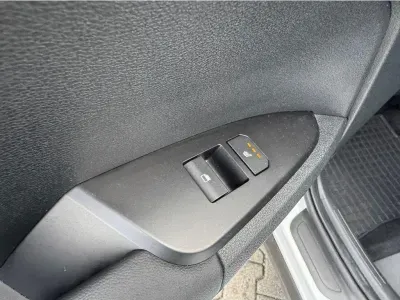 BIAŁY SUV KIA SPORTAGE z 2025 r., BENZYNA, skrzynia biegów AUTOMATYCZNA 110KM, zdjęcie 18 z 23