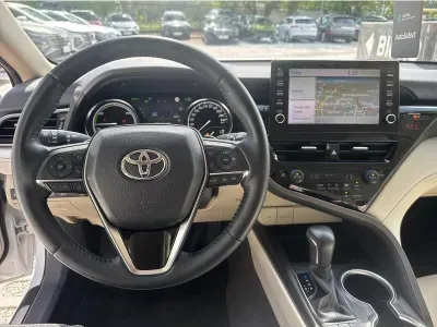 BIAŁY SEDAN TOYOTA CAMRY z 2022 r., HYBRYDA/BENZYNA, skrzynia biegów AUTOMATYCZNA 218KM, zdjęcie 4 z 18