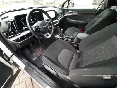 BIAŁY SUV KIA SPORTAGE z 2023 r., BENZYNA, skrzynia biegów MANUALNA 110KM, zdjęcie 21 z 24