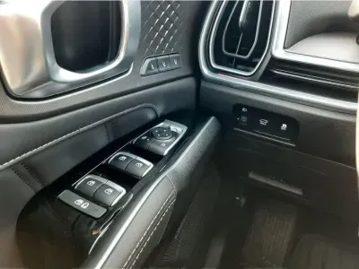 BIAŁY SUV KIA SORENTO z 2024 r., HYBRYDA/BENZYNA, skrzynia biegów AUTOMATYCZNA 159KM, zdjęcie 6 z 32