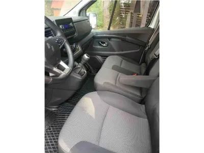 SREBRNY VAN RENAULT TRAFIC COMBI z 2025 r., DIESEL, skrzynia biegów MANUALNA 150KM, zdjęcie 4 z 5