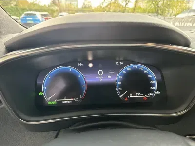 BIAŁY KOMBI TOYOTA COROLLA z 2023 r., HYBRYDA/BENZYNA, skrzynia biegów AUTOMATYCZNA 140KM, zdjęcie 7 z 19