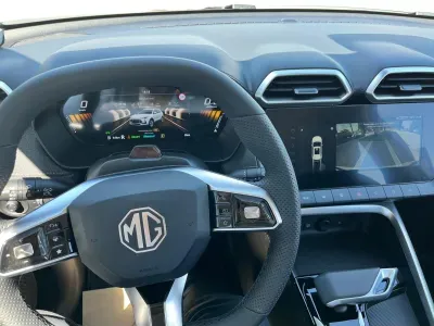 BIAŁY HATCHBACK MG ZS z 2026 r., HYBRYDA/BENZYNA, skrzynia biegów AUTOMATYCZNA 197KM, zdjęcie 8 z 16