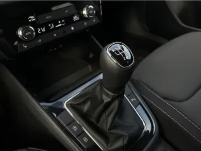 POMARAŃCZOWY HATCHBACK SKODA FABIA z 2025 r., BENZYNA, skrzynia biegów MANUALNA 116KM, zdjęcie 6 z 16