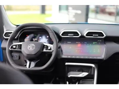 NIEBIESKI SUV MG ZS z 2025 r., HYBRYDA/BENZYNA, skrzynia biegów AUTOMATYCZNA 197KM, zdjęcie 10 z 13
