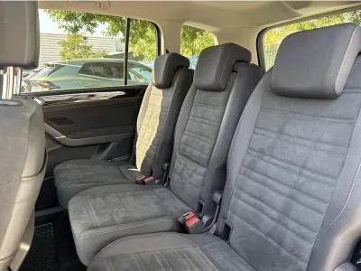 SZARY SEDAN VOLKSWAGEN TOURAN z 2022 r., BENZYNA, skrzynia biegów AUTOMATYCZNA 150KM, zdjęcie 10 z 19