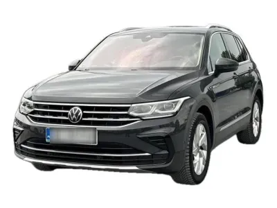 SZARY SUV VOLKSWAGEN TIGUAN z 2023 r., BENZYNA, skrzynia biegów AUTOMATYCZNA 150KM, zdjęcie główne