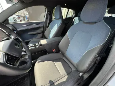 NIEBIESKI SUV VOLVO EX30 z 2024 r., ELEKTRYCZNY, skrzynia biegów AUTOMATYCZNA 200KM, zdjęcie 15 z 18