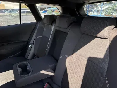 BIAŁY KOMBI TOYOTA COROLLA z 2023 r., HYBRYDA/BENZYNA, skrzynia biegów AUTOMATYCZNA 140KM, zdjęcie 19 z 19