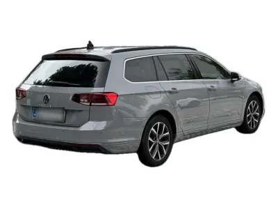 SZARY KOMBI VOLKSWAGEN PASSAT z 2023 r., BENZYNA, skrzynia biegów AUTOMATYCZNA 150KM, zdjęcie 17 z 19