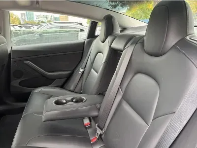BIAŁY SEDAN TESLA MODEL 3 z 2022 r., ELEKTRYCZNY, skrzynia biegów AUTOMATYCZNA 306KM, zdjęcie 12 z 18