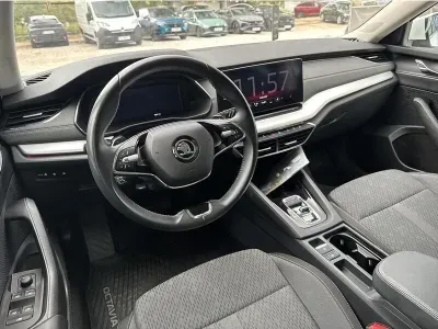 BIAŁY KOMBI SKODA OCTAVIA z 2023 r., BENZYNA, skrzynia biegów AUTOMATYCZNA 150KM, zdjęcie 12 z 19