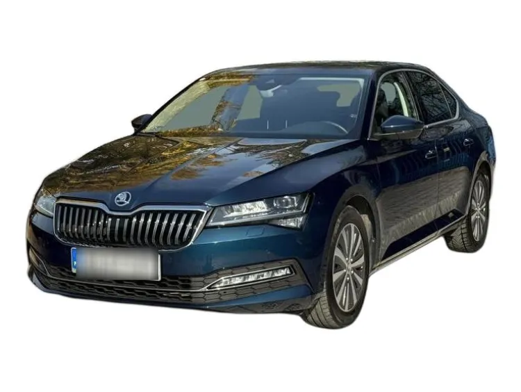 NIEBIESKI HATCHBACK SKODA SUPERB z 2021 r., BENZYNA, skrzynia biegów AUTOMATYCZNA 150KM, zdjęcie główne