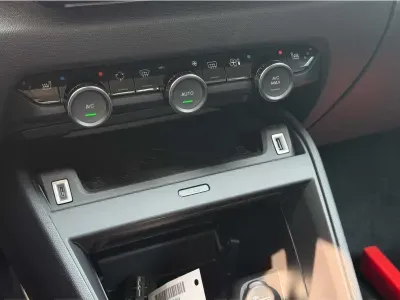 CZARNY HATCHBACK CITROEN C4 z 2026 r., HYBRYDA/BENZYNA, skrzynia biegów AUTOMATYCZNA 145KM, zdjęcie 2 z 19