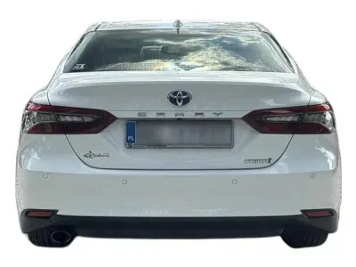 BIAŁY SEDAN TOYOTA CAMRY z 2022 r., HYBRYDA/BENZYNA, skrzynia biegów AUTOMATYCZNA 218KM, zdjęcie 3 z 18