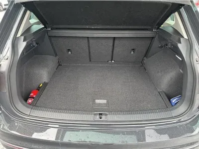 SZARY SUV VOLKSWAGEN TIGUAN z 2023 r., BENZYNA, skrzynia biegów AUTOMATYCZNA 150KM, zdjęcie 9 z 19