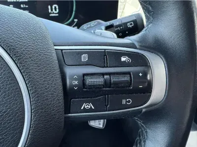 NIEBIESKI SUV KIA SPORTAGE z 2023 r., BENZYNA, skrzynia biegów AUTOMATYCZNA 110KM, zdjęcie 22 z 23