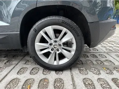 SZARY SUV SKODA KAROQ z 2021 r., BENZYNA, skrzynia biegów AUTOMATYCZNA 150KM, zdjęcie 13 z 19