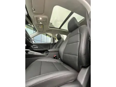 SREBRNY SUV MG ZS z 2026 r., HYBRYDA/BENZYNA, skrzynia biegów AUTOMATYCZNA 197KM, zdjęcie 2 z 15