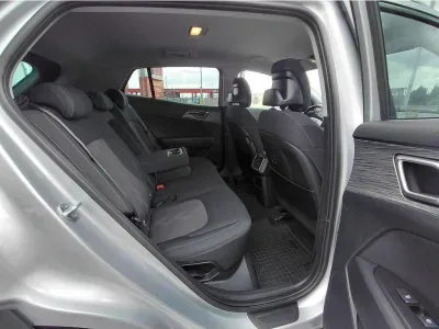 SREBRNY SUV KIA SPORTAGE z 2023 r., BENZYNA, skrzynia biegów AUTOMATYCZNA 110KM, zdjęcie 8 z 25