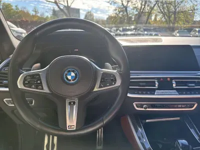 CZERWONY SUV BMW X5 z 2022 r., HYBRYDA/BENZYNA, skrzynia biegów AUTOMATYCZNA 394KM, zdjęcie 8 z 18