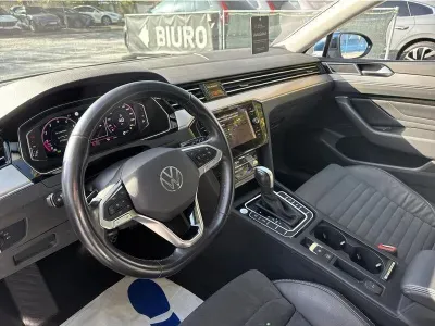 NIEBIESKI KOMBI VOLKSWAGEN PASSAT z 2022 r., BENZYNA, skrzynia biegów AUTOMATYCZNA 150KM, zdjęcie 13 z 19