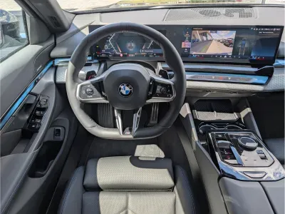SZARY SEDAN BMW 520I z 2025 r., BENZYNA, skrzynia biegów AUTOMATYCZNA 184KM, zdjęcie 8 z 10