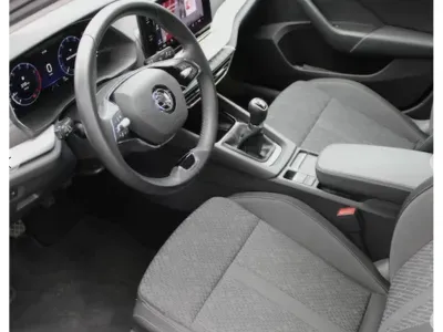 NIEBIESKI SEDAN SKODA OCTAVIA LIM. z 2023 r., BENZYNA, skrzynia biegów MANUALNA 150KM, zdjęcie 13 z 20